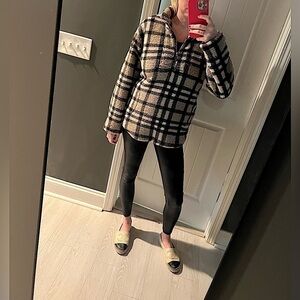 Like New Oversized Fleece Sherpa Black/Tan Jacket, Medium